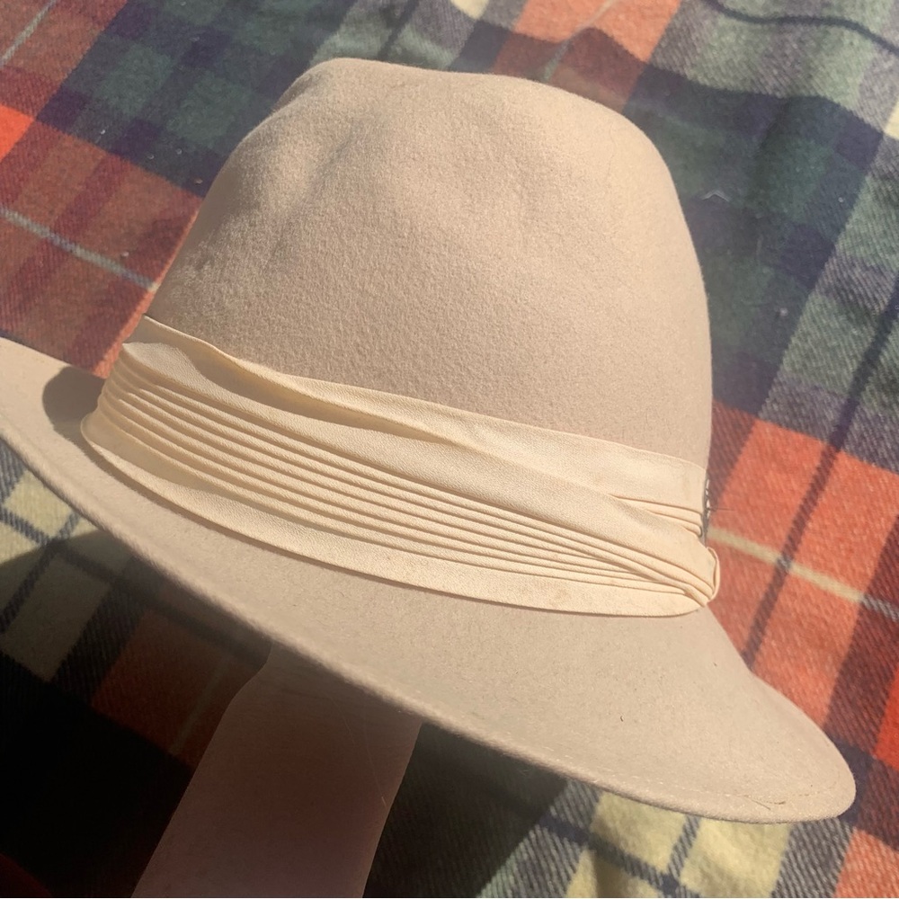 Antique tan cream felted wool top hat with ruched fabric band